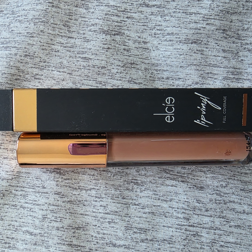 Lip Vinyl Full Coverage Color is Sandy